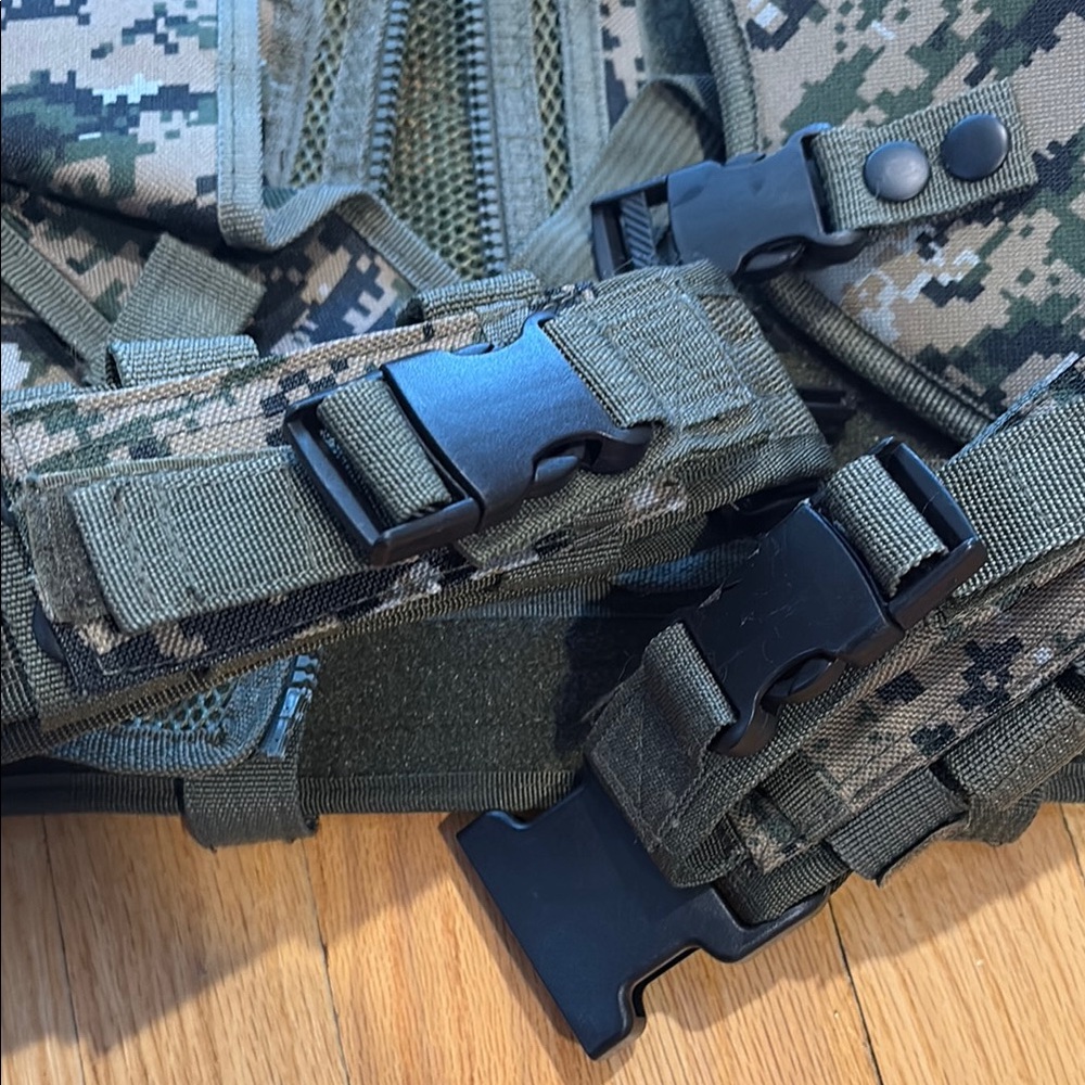 Men’s Camouflage Vest - Picture 6 of 8